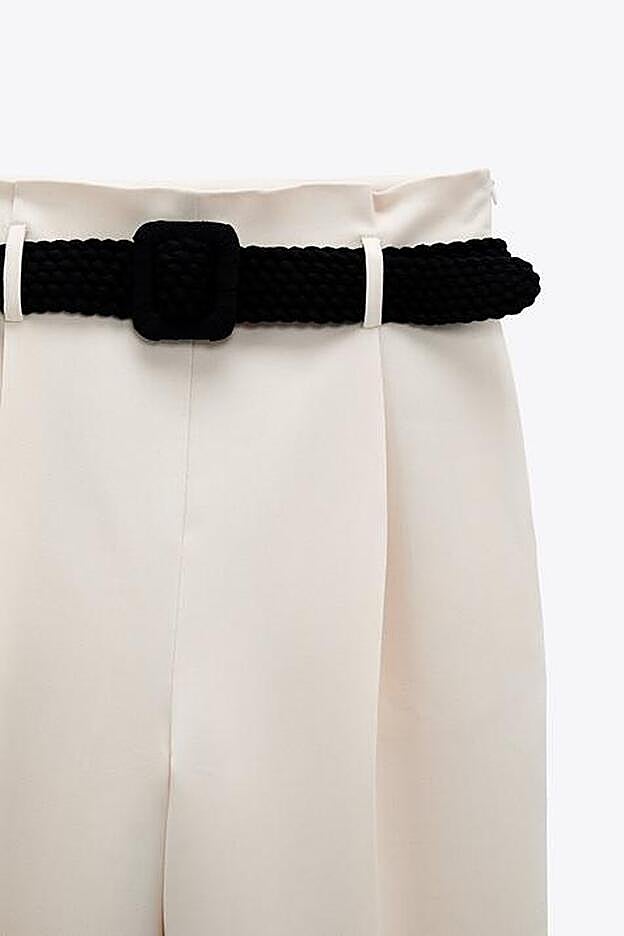El detalle del cinturón negro convierte a este pantalón ede Zara n una prenda un poquito más especial.