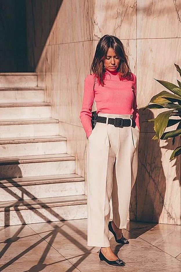 el perfecto look de entretiempo: jersey a todo color, pantalón de color crudo y bailarinas joya.