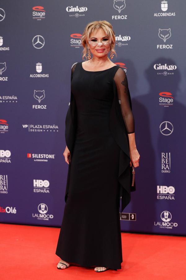 La actriz Isabel Torres con un vestido negro de Chiara Boni.