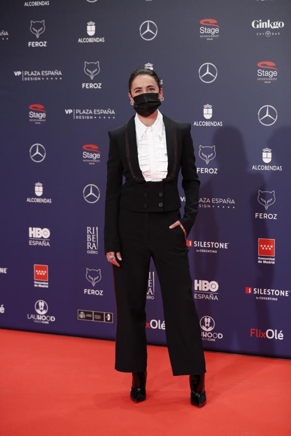 La actriz Patricia López Arnaiz con un original traje negro de Teresa Helbig.