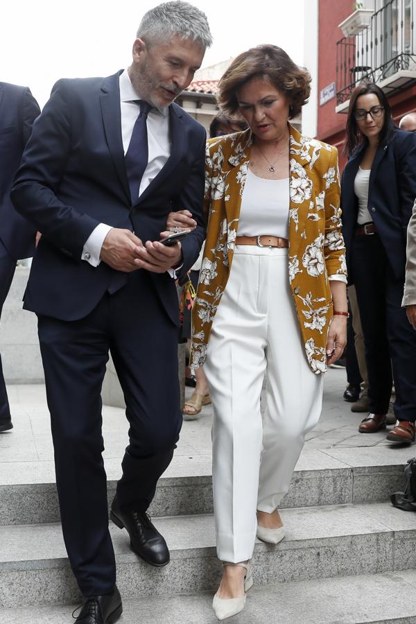 En verano de 2019, Carmen Calvo combinó esta blazer en color mostaza de flores de Zara que combinó con prendas blancas.
