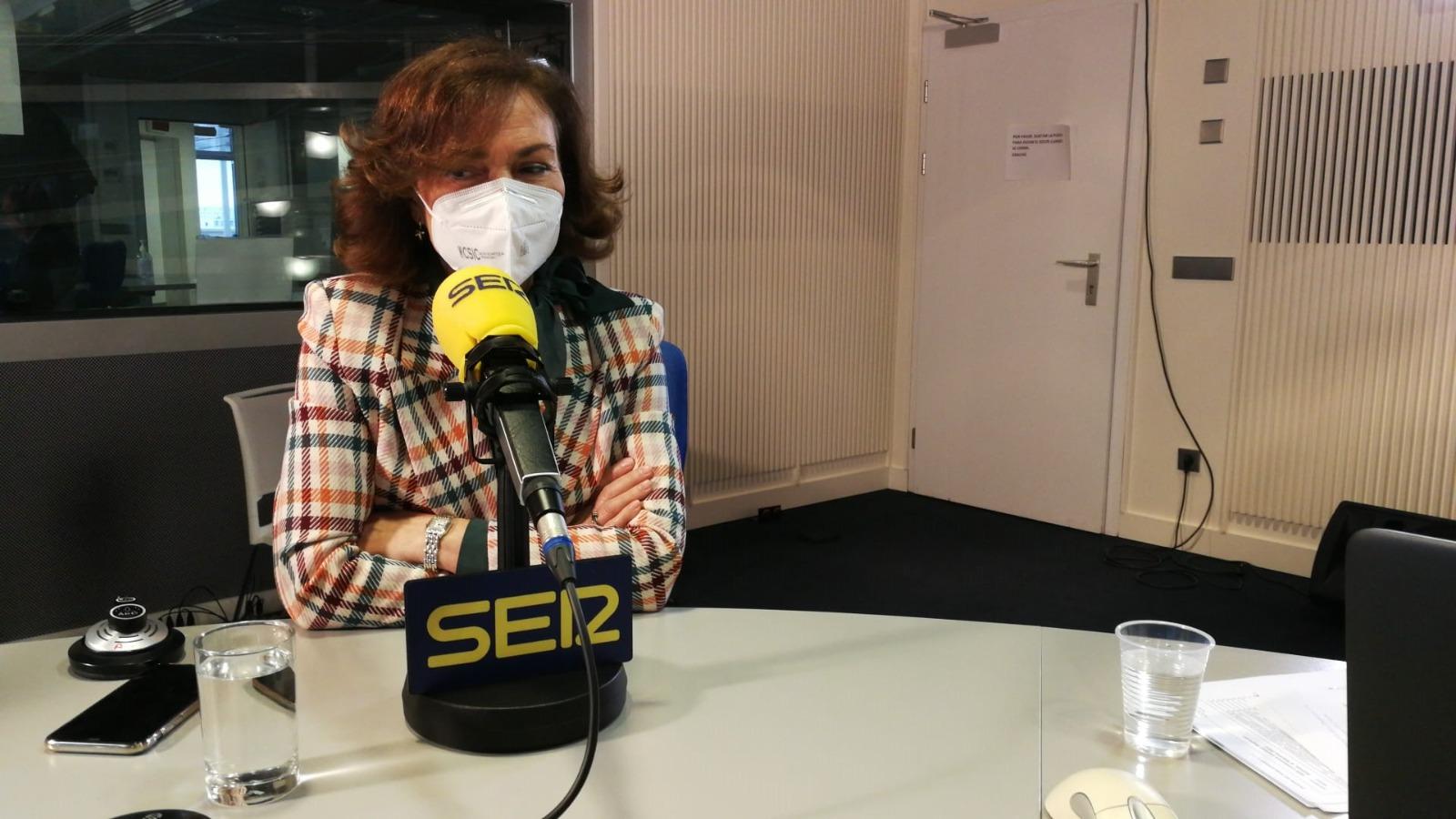 Esta blazer de cuadros de Sfera es una de las favoritas de Carmen Calvo ya que se la hemos visto en varias ocasiones con los pantalones a juego.