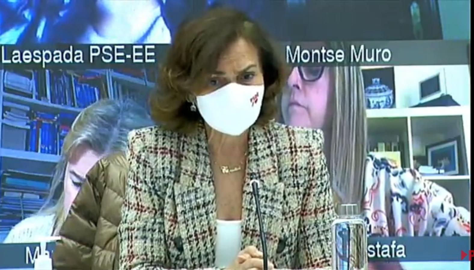 Carmen Calvo también ha caído rendidida a  esta blazer de cuadros de Zara  que triunfa entre las influencers.