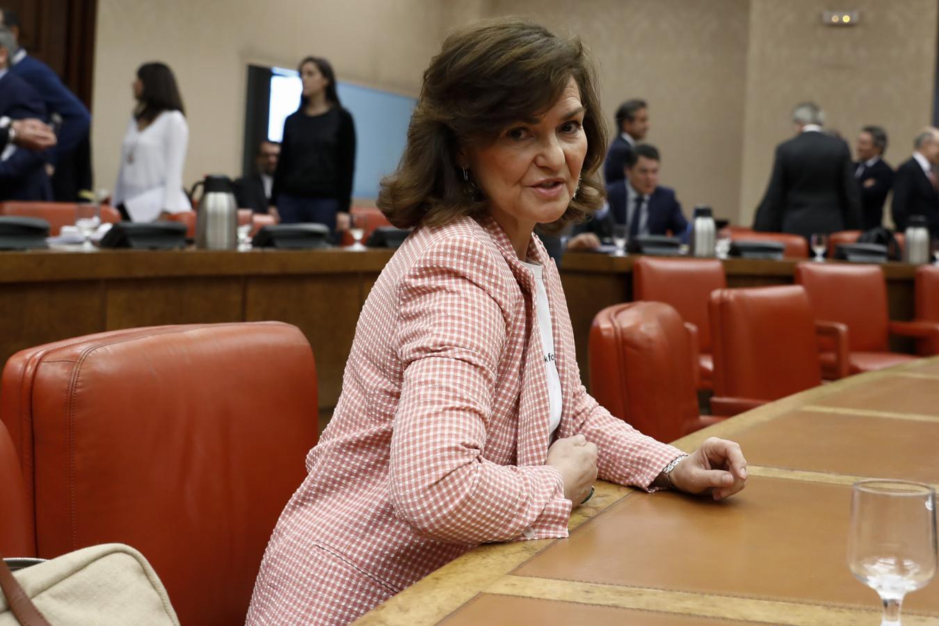 Para uno de los debates del parlamente, Carmen Calvo apostó por esta exitosa blazer de Zara de cuadros vichy en color rosa y blanco que se agotó en un abrir y cerrar de ojos.