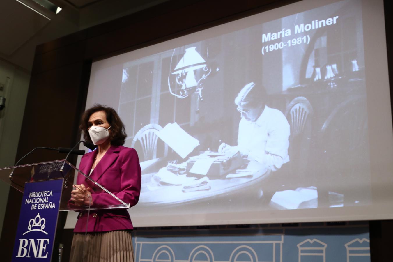 Entre sus blazers favoritas, también se encuentra esta en color morado corta con doble abotonadura de Zara.