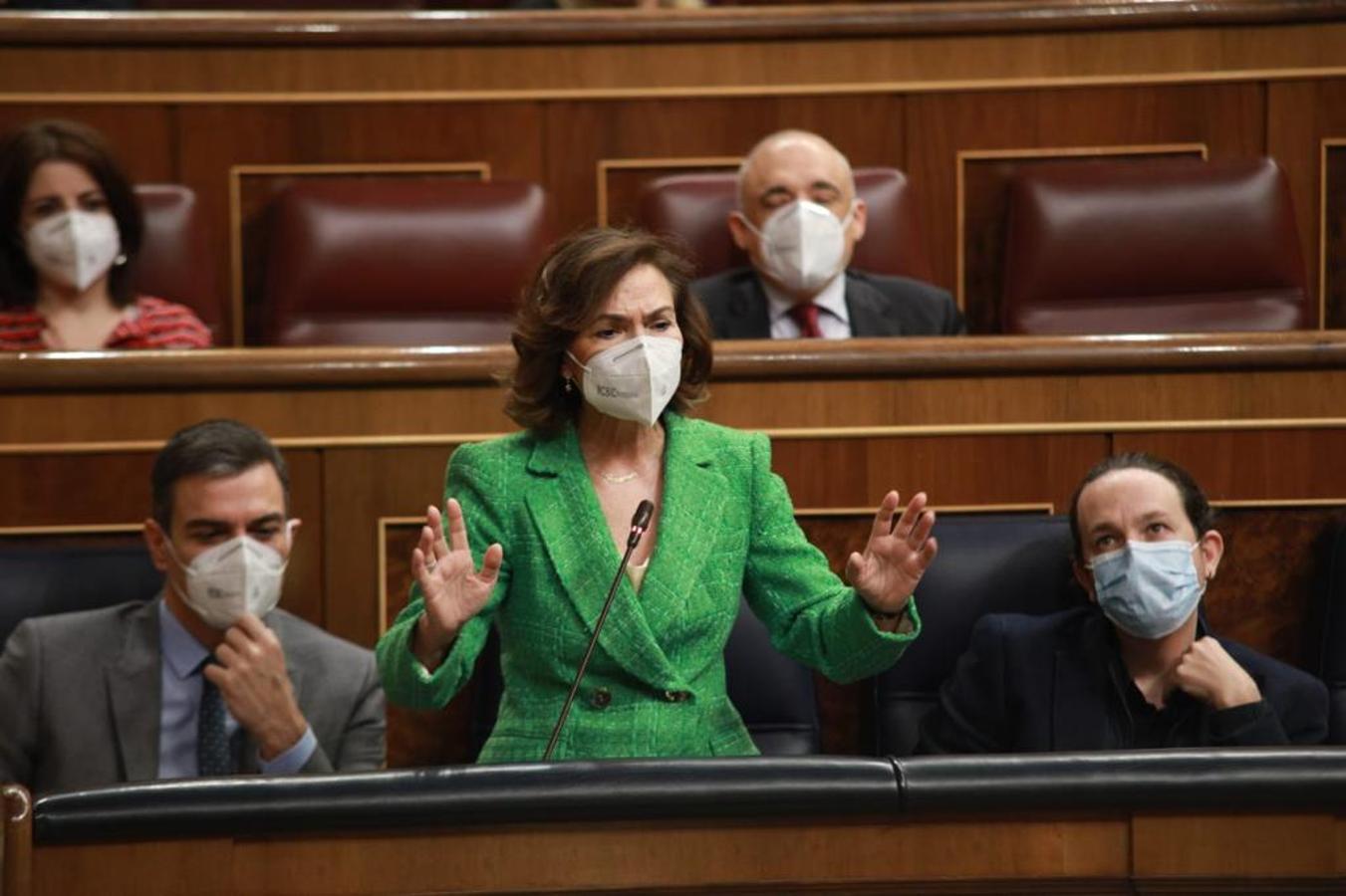 Esta  blazer verde de Zara que también ha llevado Pilar Rubio  ha sido una de las más vendidas del gigante de Inditez y Carmen no ha podido resistirse a ella.