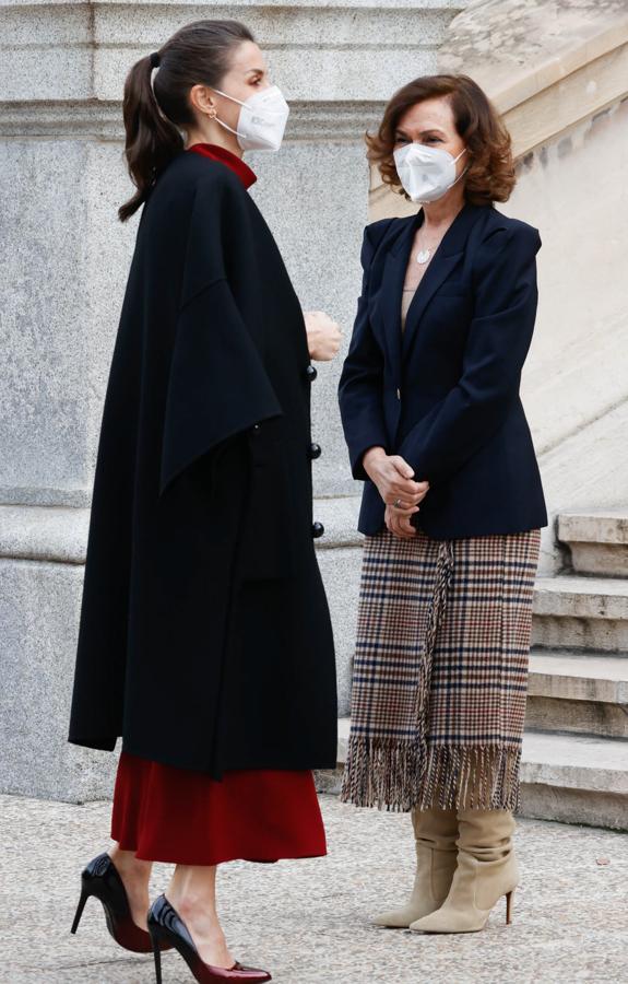 Carmen Calvo consiguió uno de sus looks más originales y sofisticados durante un evento con la Reina Letizia en el que lució  esta falda midi de cuadros de Mango .