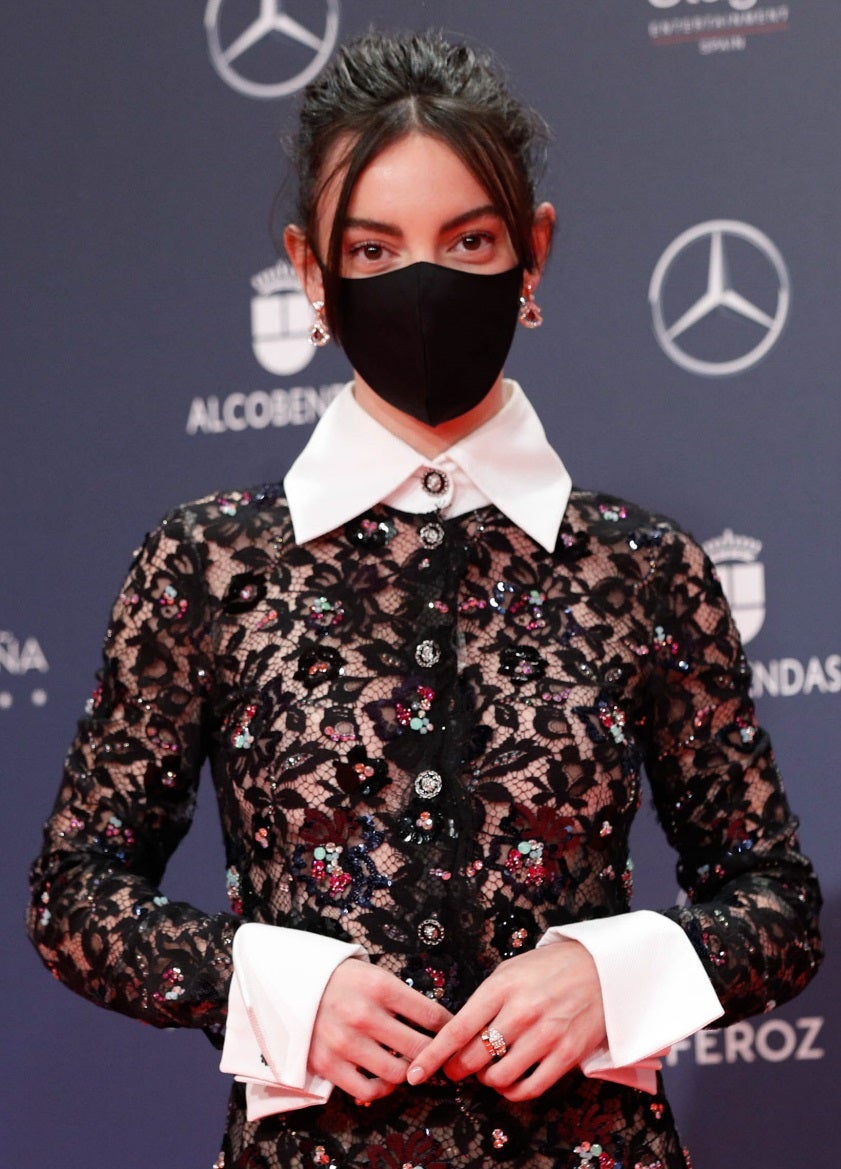 Hace poco más de un mes que Vicky Luengo, nominada en los Premios Feroz por su papel protagonista en la serie 'Antidisturbios', lucía un  flequillo cortina  que ahora ha dejado crecer para llevarlo más largo y con una posibilidad que nos gusta mucho: un moño despeinado con mucha textura que sienta de maravilla y que ha sido creado por el estilista Iván Gómez.