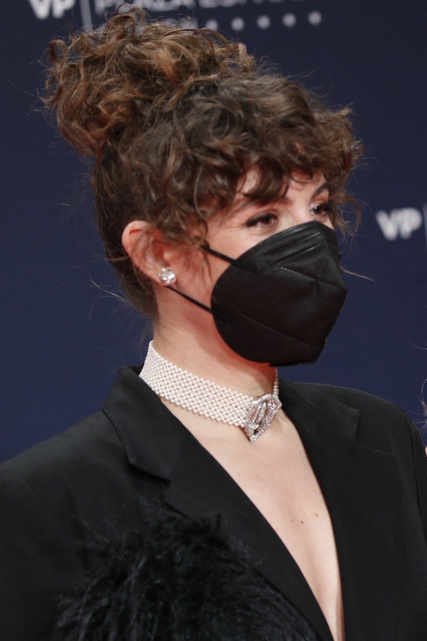 Y como ya anunciábamos al comienzo, el flequillo ligero es apto para todas las texturas ¡hasta para las rizadas! Silma López, protagonista de la serie de Netflix 'Valeria', ha llevado el flequillo con sus rizos naturales junto a un recogido messy y relajado que nos encanta. El look lo ha creado Raquel Álvarez de X Artist para Goldwell. ¡Un 10!