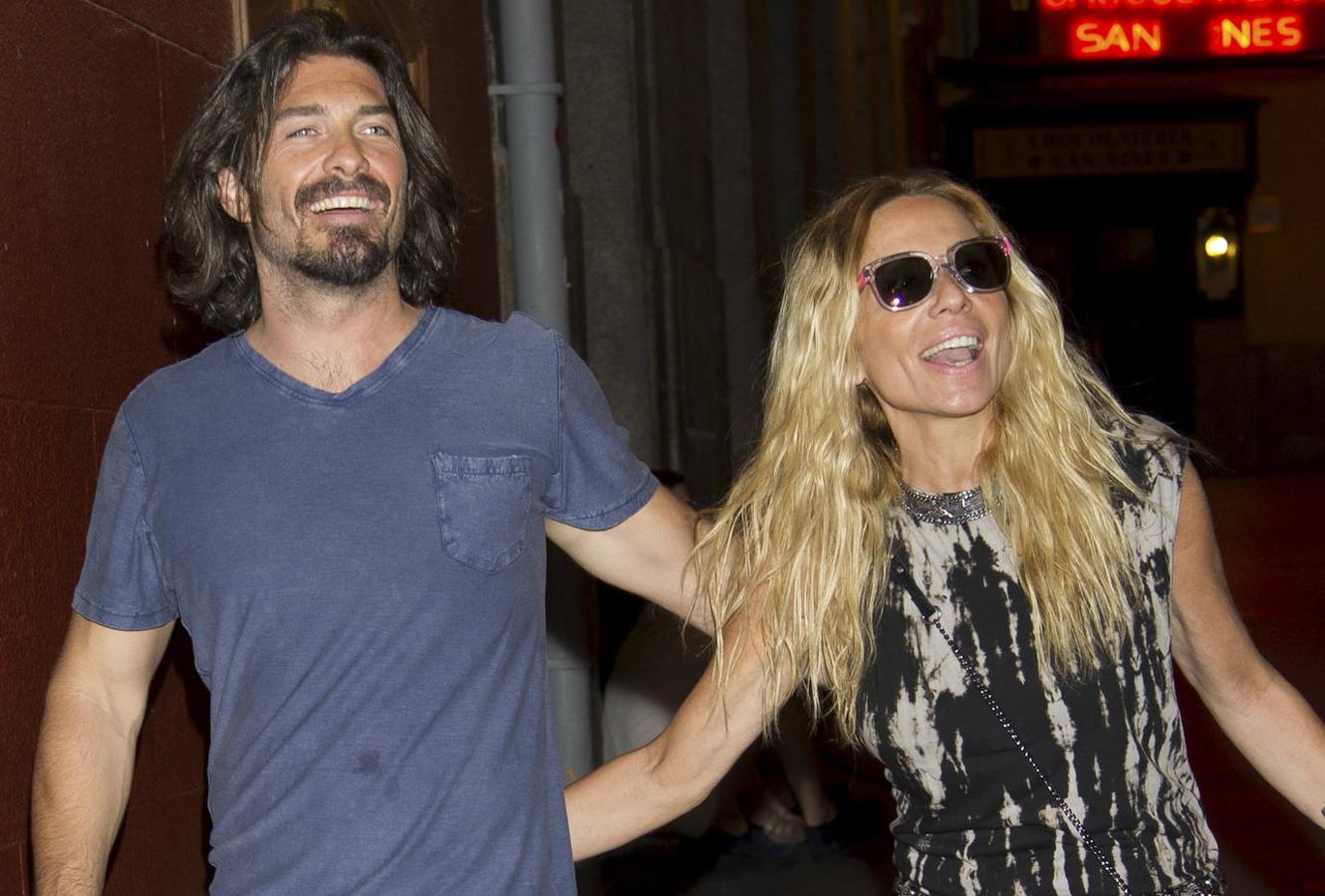 La cantante se enamoró perdidamente del decorador Daniel Terán. Mantuvieron un romance con una ruptura de 8 meses pero después decidieron darse una segunda oprtunidad. Finalmente terminó rompiendo con él al enterarse que el artista había vuelto a los brazos de su ex, Andrea Reik.