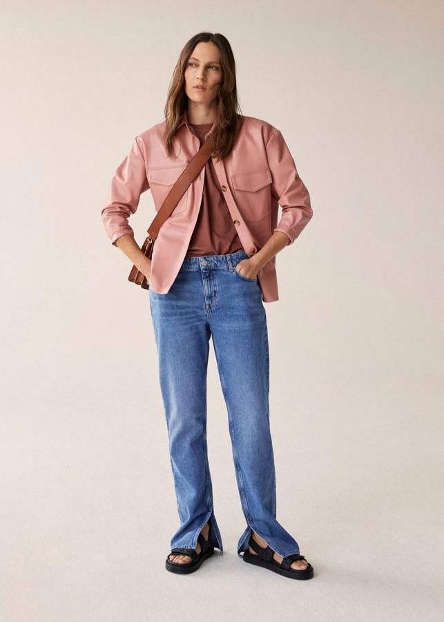 Este look podría estar sacado de un álbum de fotos de los '90, pero lo cierto es que es plena tendencia de primavera. Los vaqueros rectos con el bajo abierto de Mango cuestan 39.99 euros.