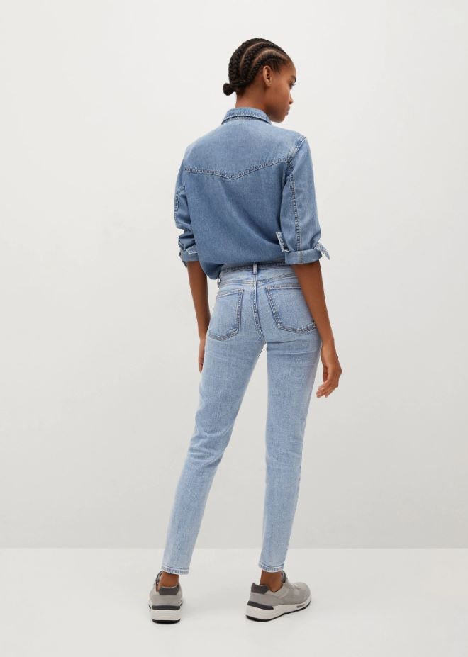 Estos jeans skinny de tiro medio no solo son cómodos y favorecedores, es que además, quedan bien te pongas lo que te pongas. Están disponibles en cuatro colores y cuestan 19.99 euros en Mango.