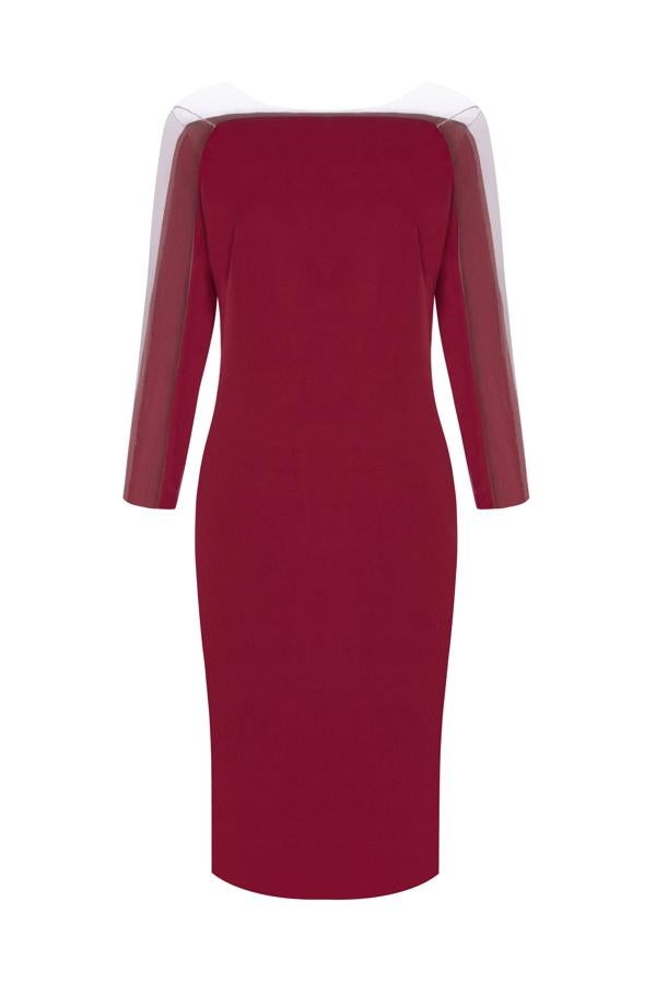 Con falda de tubo y unas originales mangas con tul, de Manuela va de fiesta (240 euros).