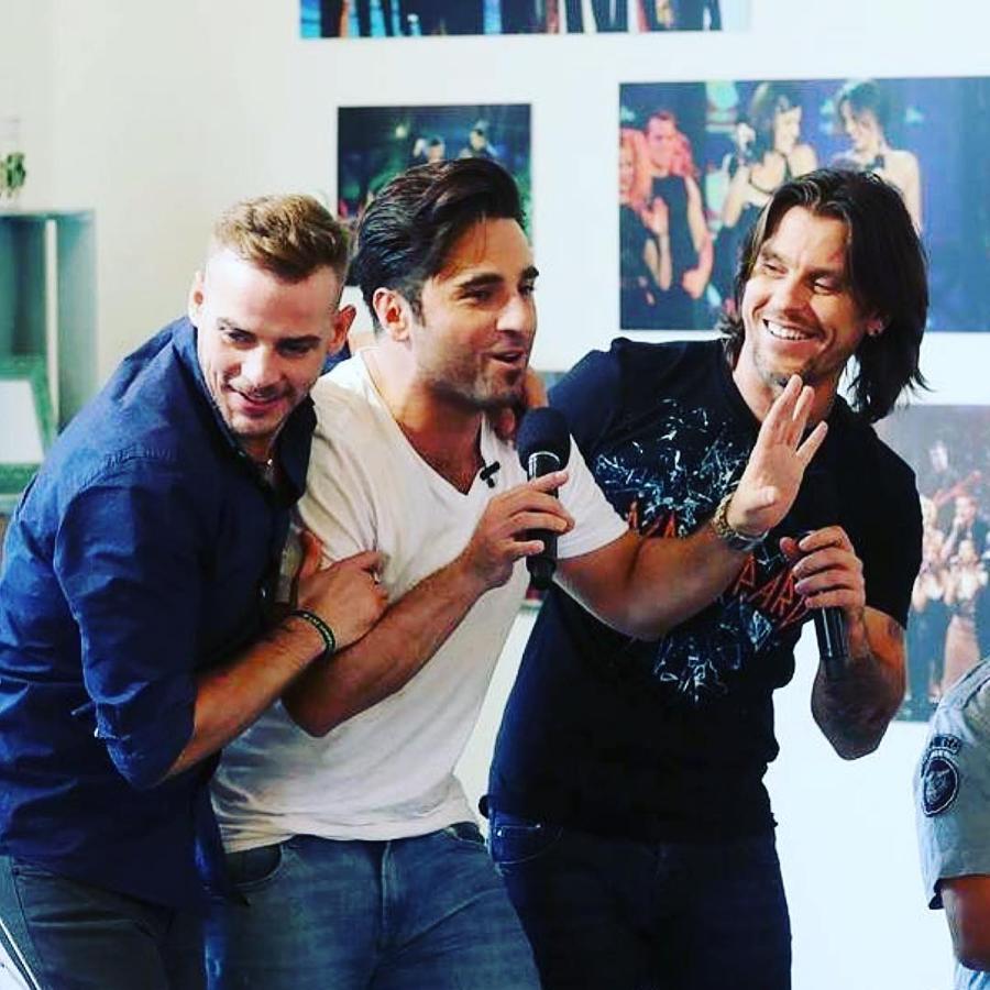 Junto a David Bustamante, Àlex Casademunt grabó el popular tema 'Dos hombres y un destino'. La canción fue muy exitosa que marcó un antes y un después para ambos y que con el paso de los años se ha convertido en uno de los clásicos del concurso. Recientemente el cantante cántabro anunció que iba a sacar una nueva versión en solitario sin contar con Àlex, algo que no le sentó nada bien.