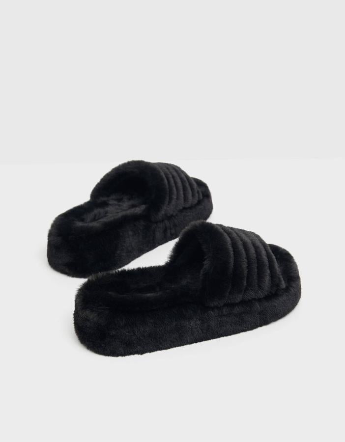 Forrada en pelo, con tira ancha en el empeine acolchada y plataforma a tono de 4 centímetros, estas sandalias de Bershka están disponibles entre los números 35 y 41 por 29,99 euros.