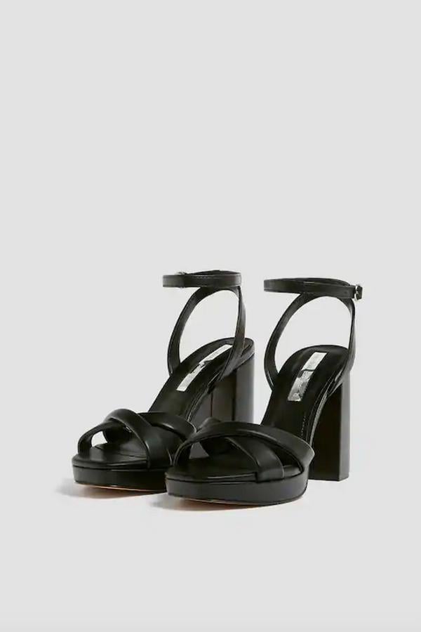 Con tiras cruzadas acolchadas en el empeine y cierre mediante hebilla en pulsera envolvente en el tobillo, estas sandalias negras con tacón de 11 centímetros son de Pull&Bear y podemos encontrarlas entre los números 35 y 41 por 29,99 euros.