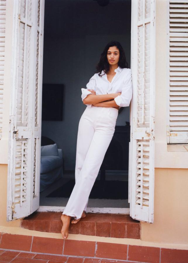 Total look en blanco con camisa de popekín y vaqueros de corte "mom" de la nueva colección de primavera de Mango