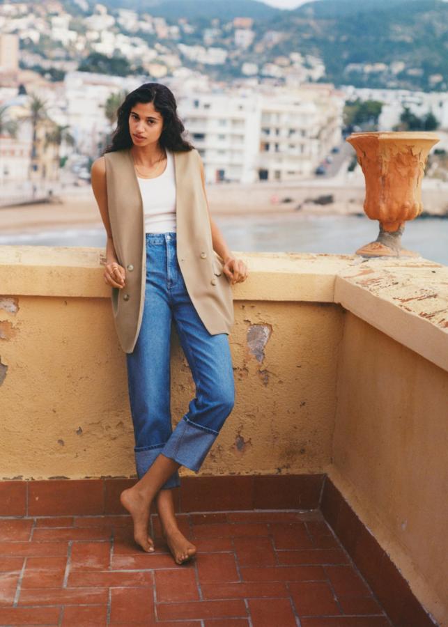 Look con chaleco largo, camiseta básica de tirantes anchos y pantalón vaquero de corte "mom" de Mango
