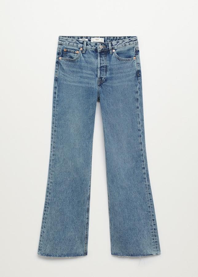 Vaqueros en denim desgatados de la nueva colección de primavera de Mango (29,99 euros)