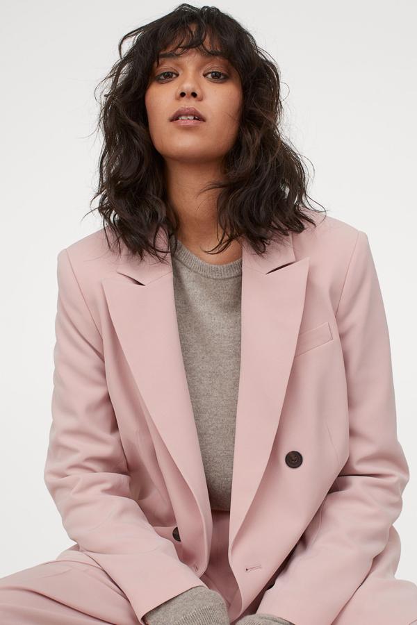 Esta americana de doble botonadura con solapas de pico botones decorativos en los puños es de H&M. En rosa claro, con bolsillos superiores, bolsillos laterales con solapa y abertura detrás. Cuesta 39,99 euros y podemos encontrarla únicamente en las tallas S y M.