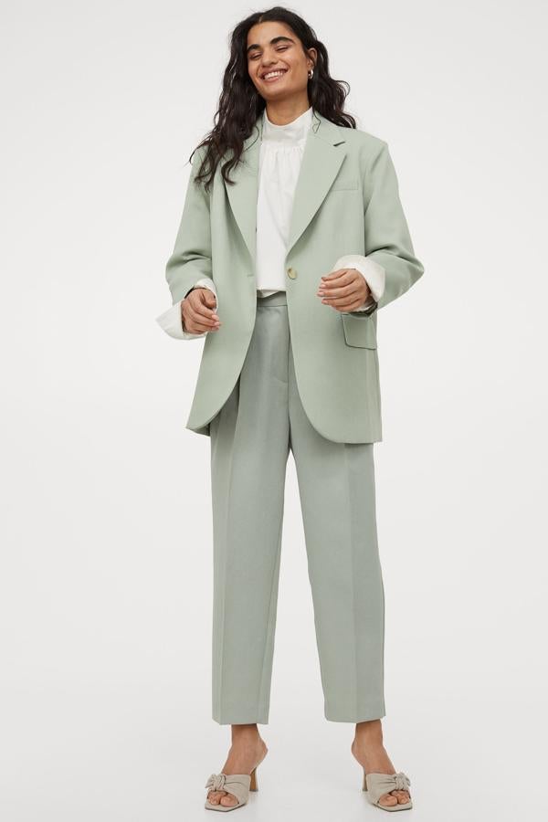 Esta blazer oversize con maxisolapas de muesca en verde salvia es de H&M y viene con cierre de un botón y bolsillos ribeteados con solapa en los laterales, además de un bolsillo decorativo en la pechera. Cuesta 39,99 euros y está disponible entre las tallas XS y XXL.