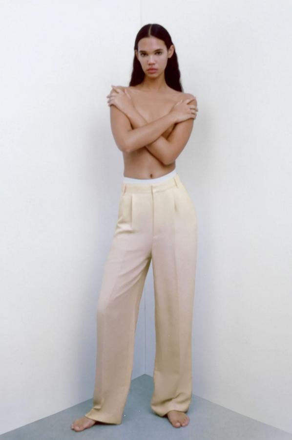 De tiro alto y pernera ancha, este pantalón en amarillo pastel a juego con la blazer viene con detalle de pinzas en delantero y bolsillos laterales. Podemos encontrarlo en Zara entre las tallas XS y XXL por 29,95 euros.