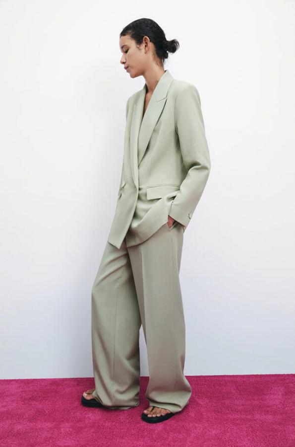 A juego con la blazer, estos pantalones rectos en verde claro son de tiro alto y tienen la cintura elástica en la espalda. Con bolsillos delanteros y falsos bolsillos de vivo traseros, cuesta 29,95 euros y podemos encontrarlos en Zara entre las tallas XS y XL.