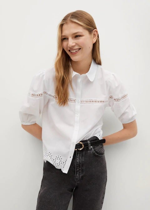 Camisa con detalles calados de Mango. ¡Amor a primera vista! (19,99 euros).
