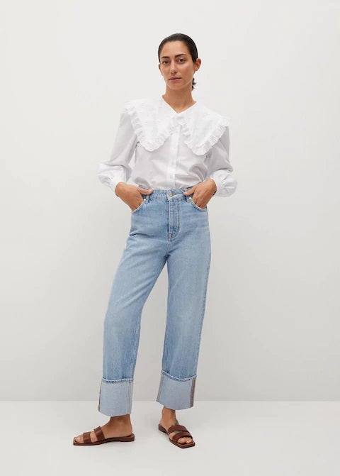 Ríndete a la tendencia del cuello babydoll con esta camisa blanca de lo nuevo de Mango. (29,99 euros).