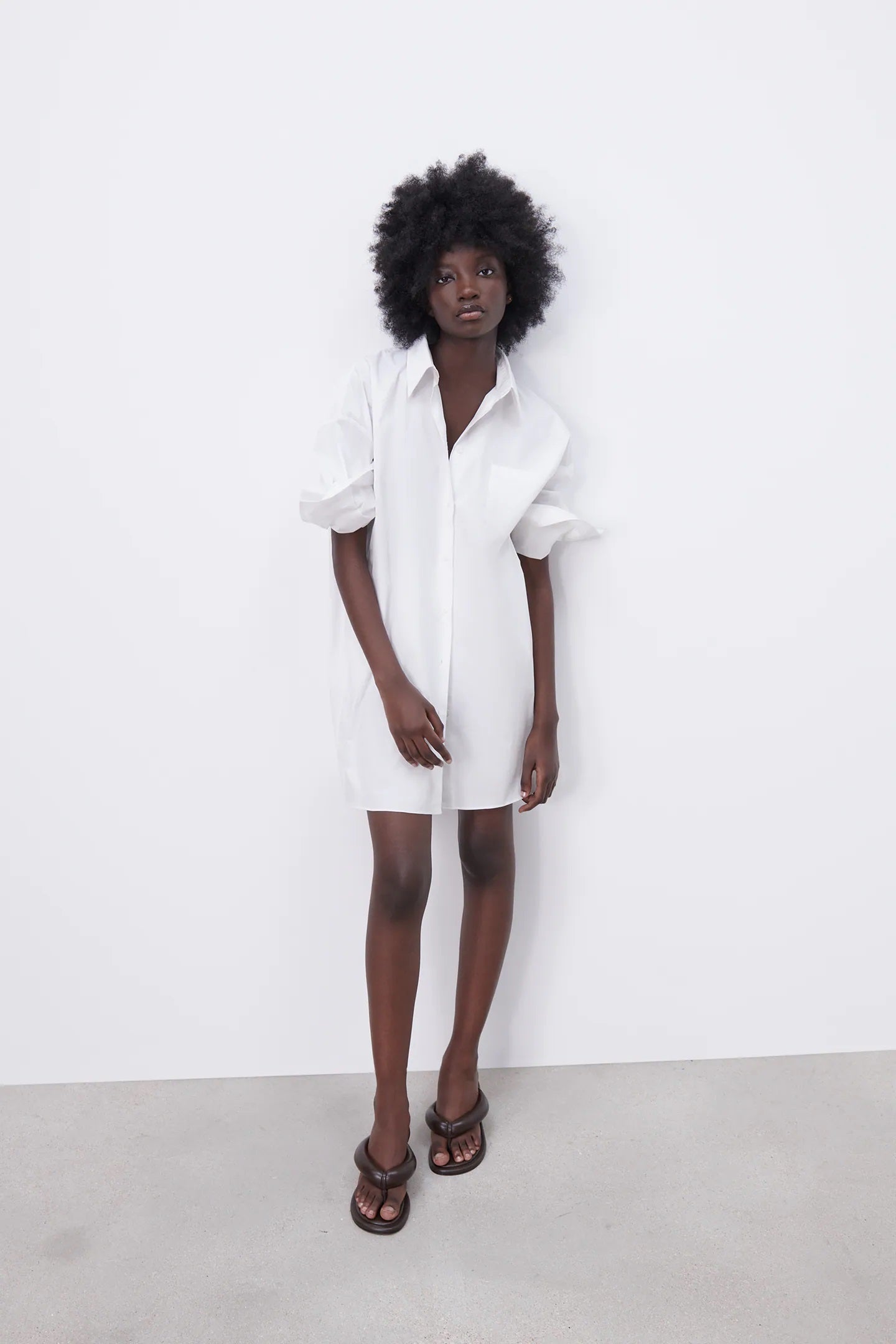 ¡También de vestido! Lleva esta camisa blanca oversize en solitario o con vaqueros. ¡Tú decides! Un look super cómodo para recibir la primavera 2021. 29,95 euros en Zara.
