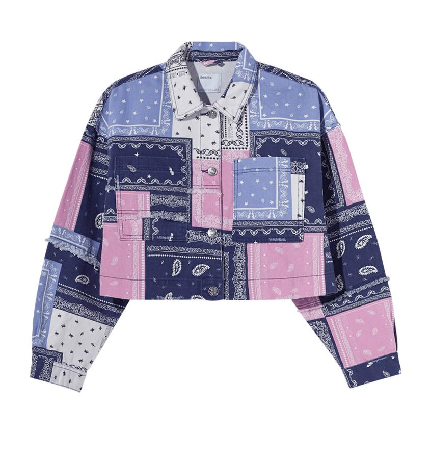 Cazadora corta estampada, de Bershka (25,99 €).