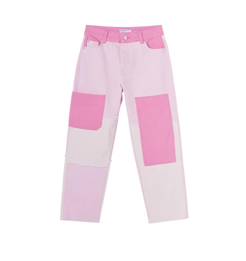 Vaqueros con parches rosas, de Bershka (25,99 €).