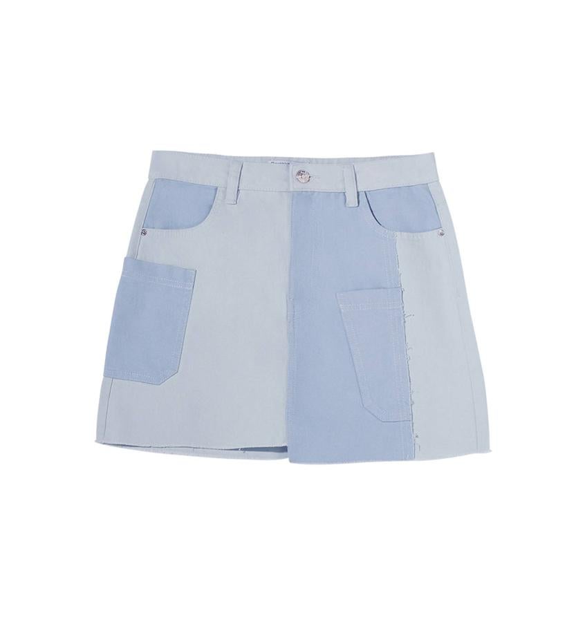 Minifalda vaquera de efecto patchwork, de Bershka (19,99 €).