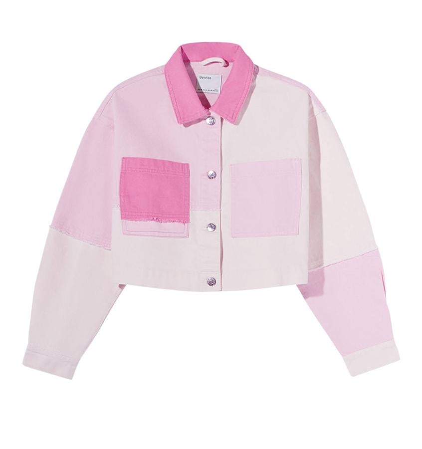 Cazadora corta vaquera con parches rosas, de Bershka (25,99 €).