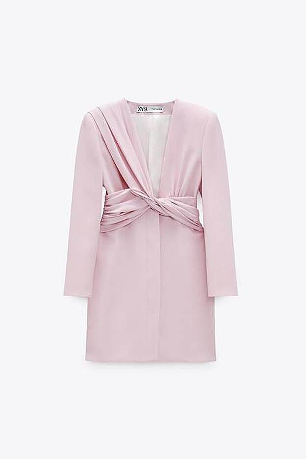 Vestido-chaqueta drapeado de color rosa de la nueva colección de primavera de Zara (69,99 euros)