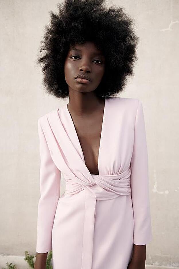 Uno de los vestido más bonitos de la nueva temporada de primavera de Zara.