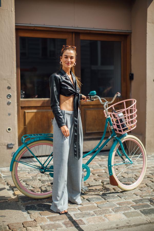 Una buena propuesta para la primavera: pantalón de pinzas en color gris y un top anudado debajo del pecho.