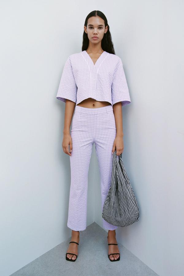 Pantalón con estampado de cuadros vichy en color lila de la nueva colección de Zara (22,99 euros)