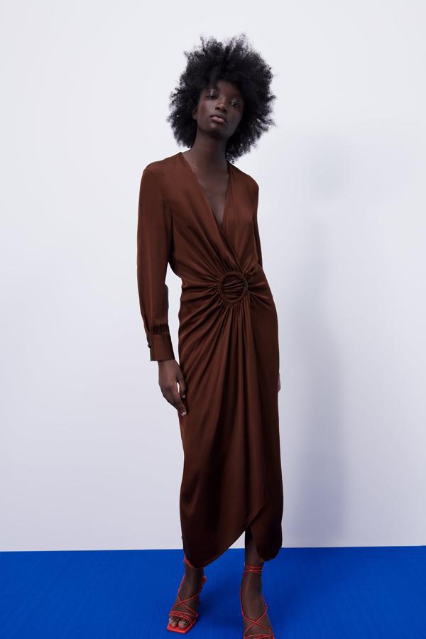 Vestido midi en color marrón con drapeados de la nueva colección de primavera de Zara (49,99 euros)