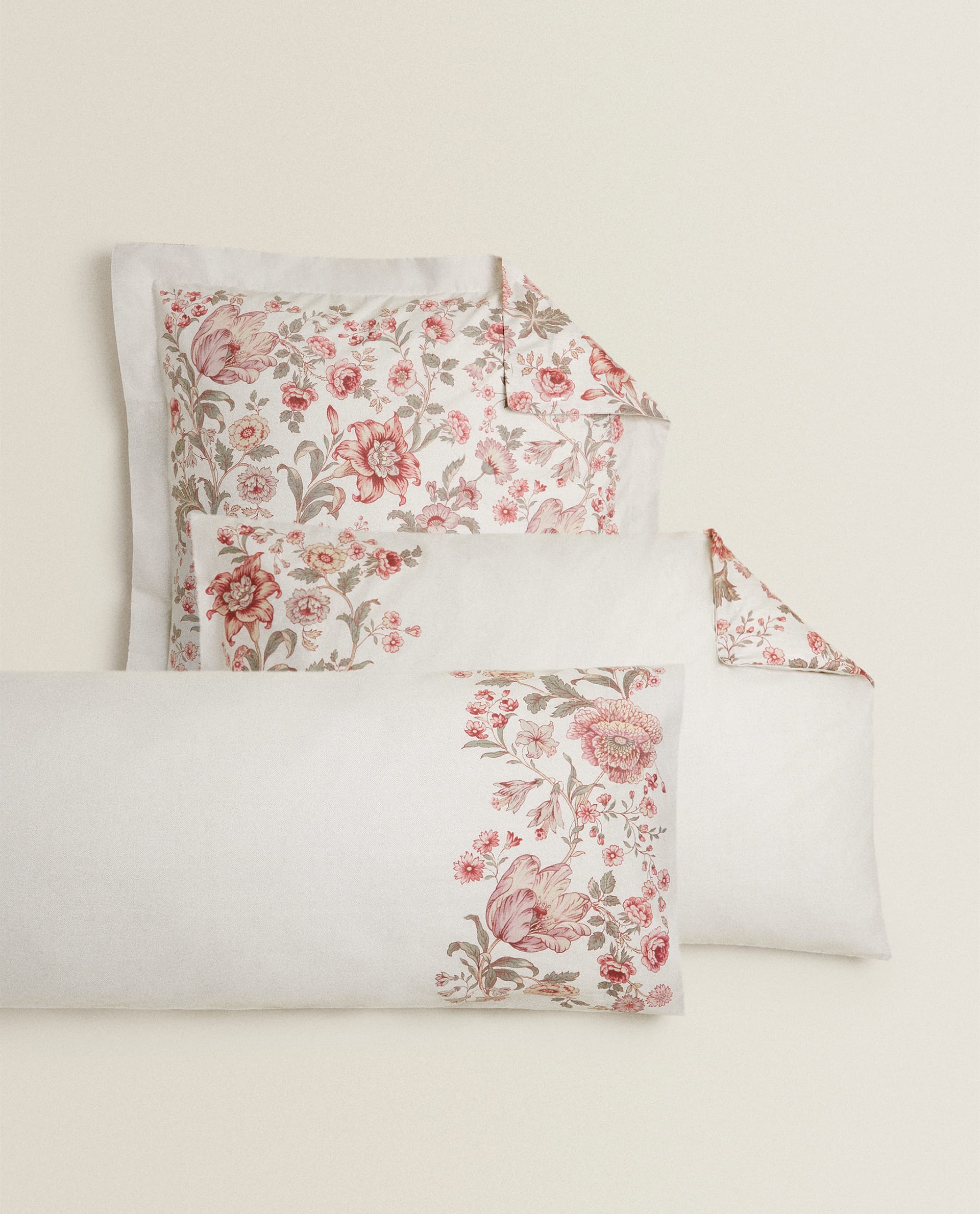 Estos elegantes cojines con alegre estampado floral están rebajados en los Special Prices de Zara Home y disponibles a partir de 5.99 euros.