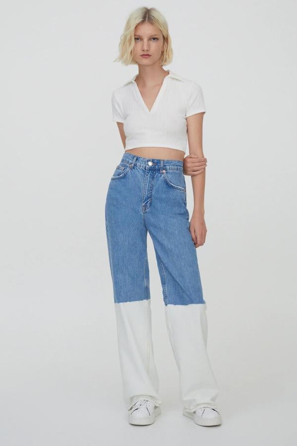 Con efecto tie dye en color azul y blanco, estos jeans con efecto acampanado y tiro alto están confeccionados en algodón, con una parte de material orgánico. Son de Pull & Bear y tienen un precio de 29,99 euros.