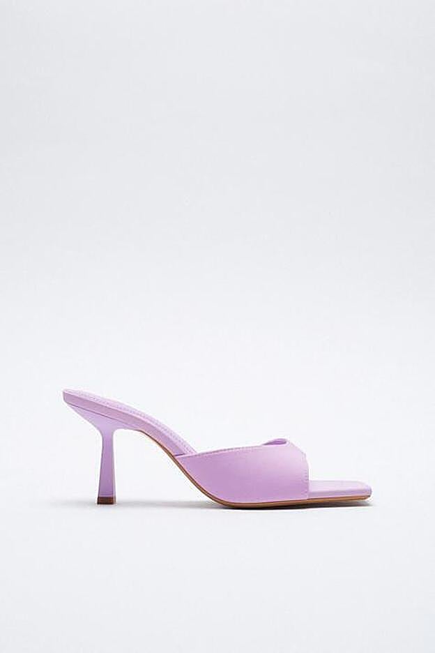Con vaqueros, vestido o falda, esta sandalia malva será la protagonista absoluta de tus looks.
