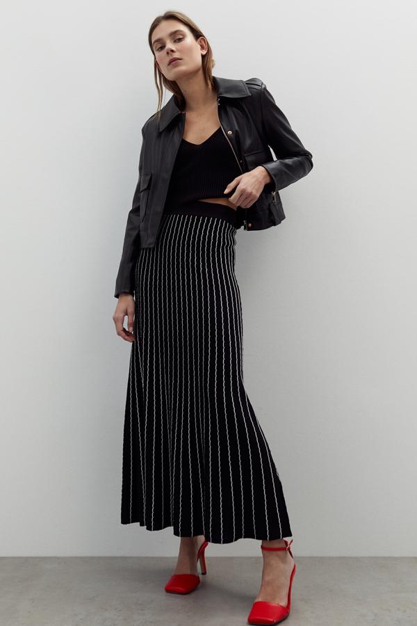 En color negro y con ondas a contraste, esta falda midi de color negro está arrasando y ya falta en algunas de sus tallas. Tiene un precio de 29,99 euros.