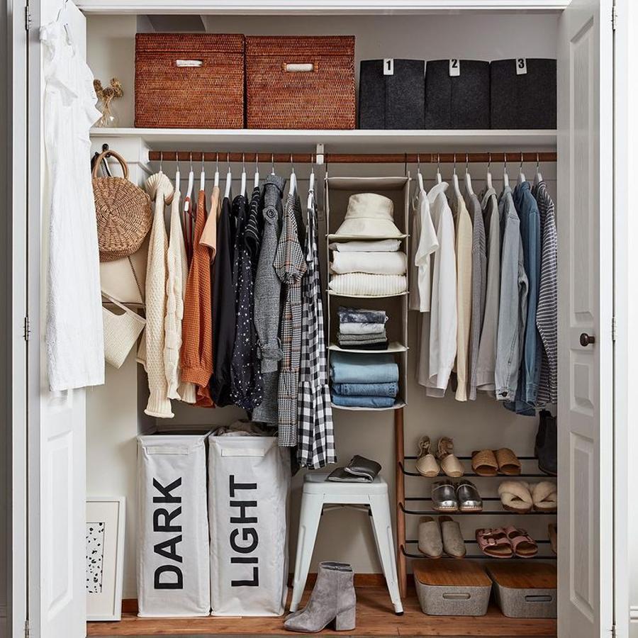 El orden será clave para hacer el cambio de armario esta temporada, así que nada como tomar nota de estas  ideas de almacenaje para ganar espacio que te dábamos aquí .