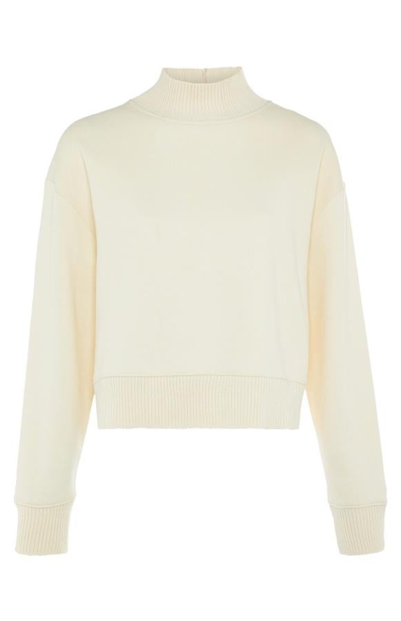 Con cuello vuelto y terminaciones de canalé, este jersey de punto en color crema tiene un precio de 13 euros.