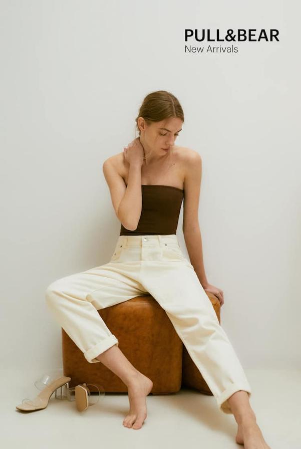 Conjunto de la nueva colección de primavera de Pull & Bear con body palabra de honor y pantalón de corte mom.