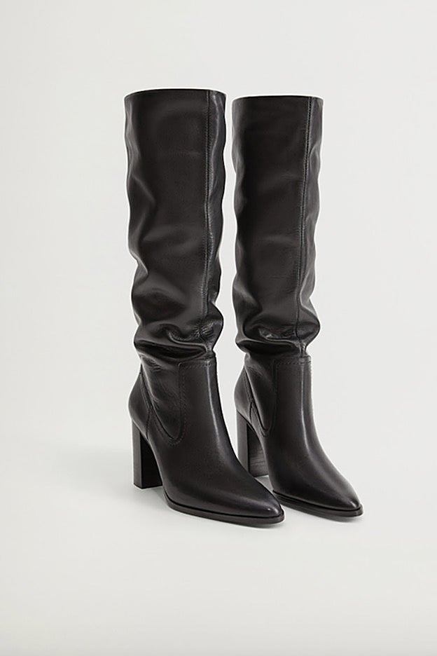 Las botas altas que lleva Vicky Martín Berrocal son de Mango y están rebajadas.