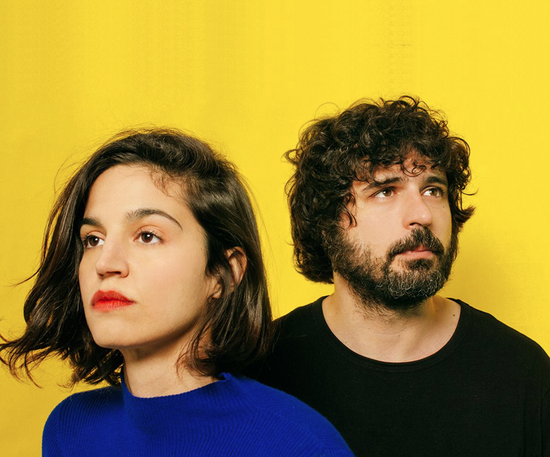 con la música casi es mejor ir directamente a los sonidos que convencer con las palabras, pero hay que decir alguna cosa de dos de las mujeres más interesantes del pop español. María Arnal, junto a Marcel Bagés, trabaja desde una sensibilidad única: puedes verla  aquí  en un concierto en el Museo del Prado o escuchar su último y alabadísimo nuevo disco,  'Clamor' . Azahara está elaborando su biografía en un disco que promete ser épico: de momento tiene dos singles,  'Merichane'  y  'Canción de muerte y salvación' , demoledores. Y ha estrenado en Movistar+ "Una historia, una canción", un viaje por pueblos de España con coartada musical.