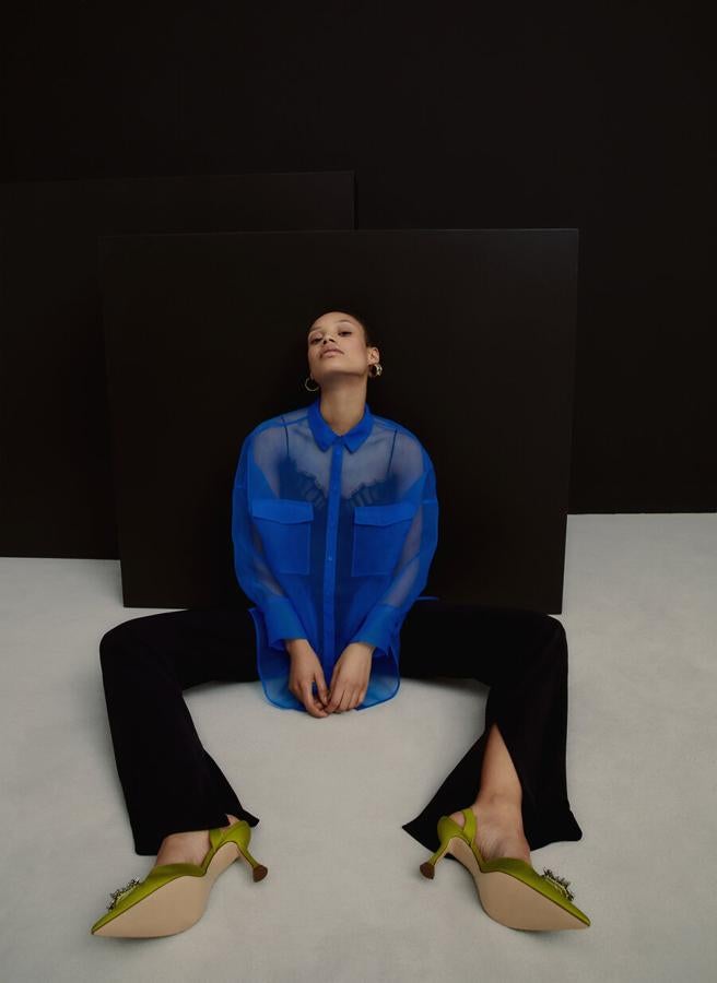 La organza vuelve a ser protagonista de nuestros looks más sofisticados, y esta blusa en azul pavo real es perfecta para sumarse a la tendencia de una vez por todas. Cuesta 79 euros en Uterqüe.