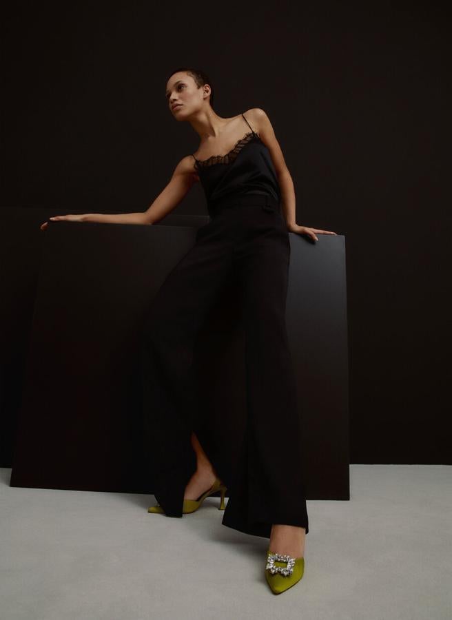 Victoria Beckham llevaba varias temporadas avisándonos: vuelven los pantalones con el bajo abierto, y son los más favorecedores porque estilizan las piernas. Estos de Uterqüe cuestan 69 euros.